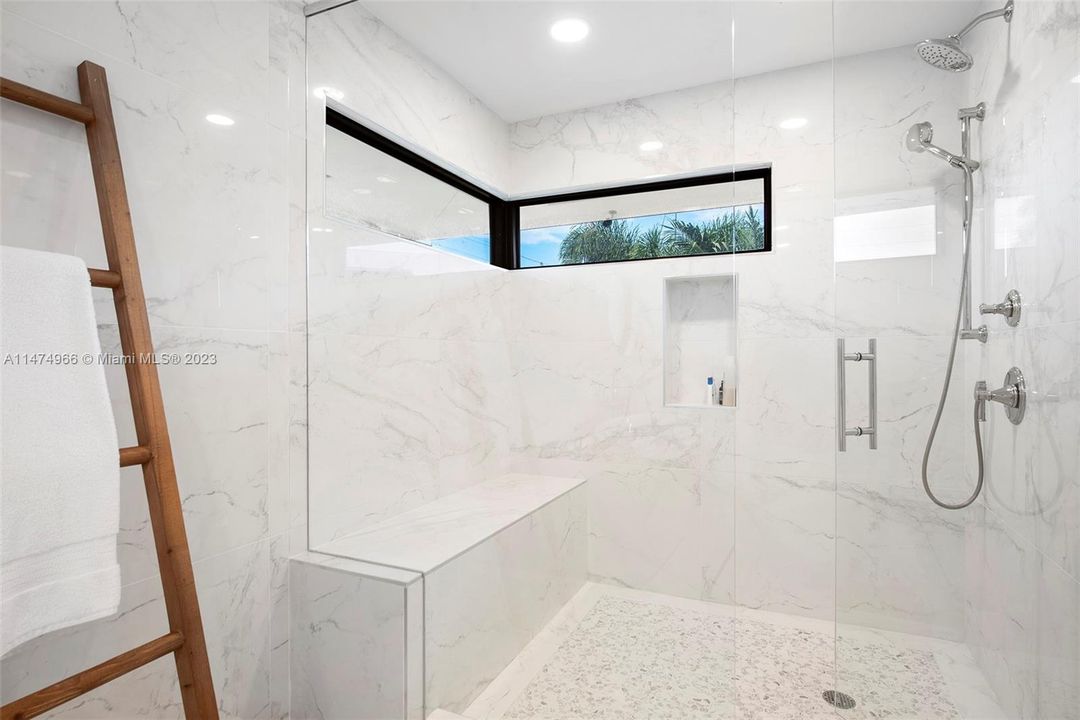 Recently Sold: $4,395,000 (5 beds, 5 baths, 3572 Square Feet)