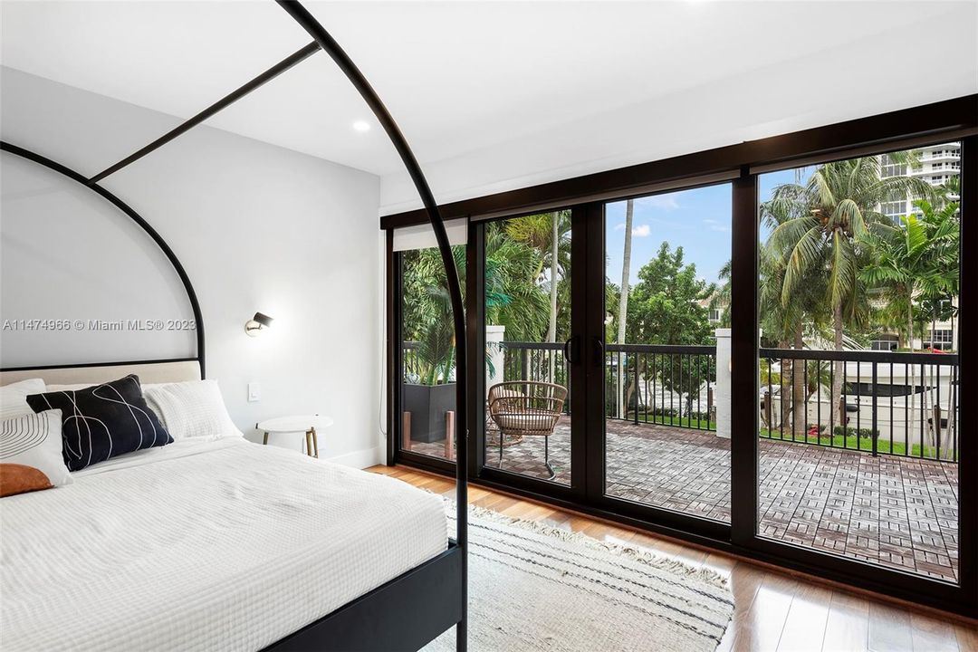 Recently Sold: $4,395,000 (5 beds, 5 baths, 3572 Square Feet)