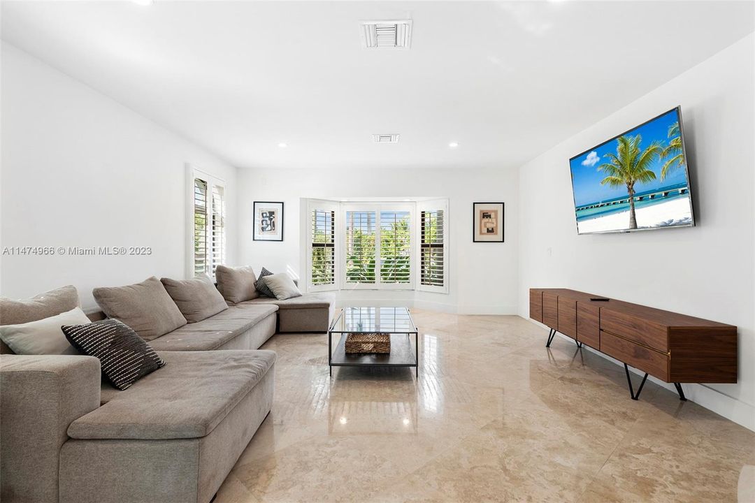 Recently Sold: $4,395,000 (5 beds, 5 baths, 3572 Square Feet)