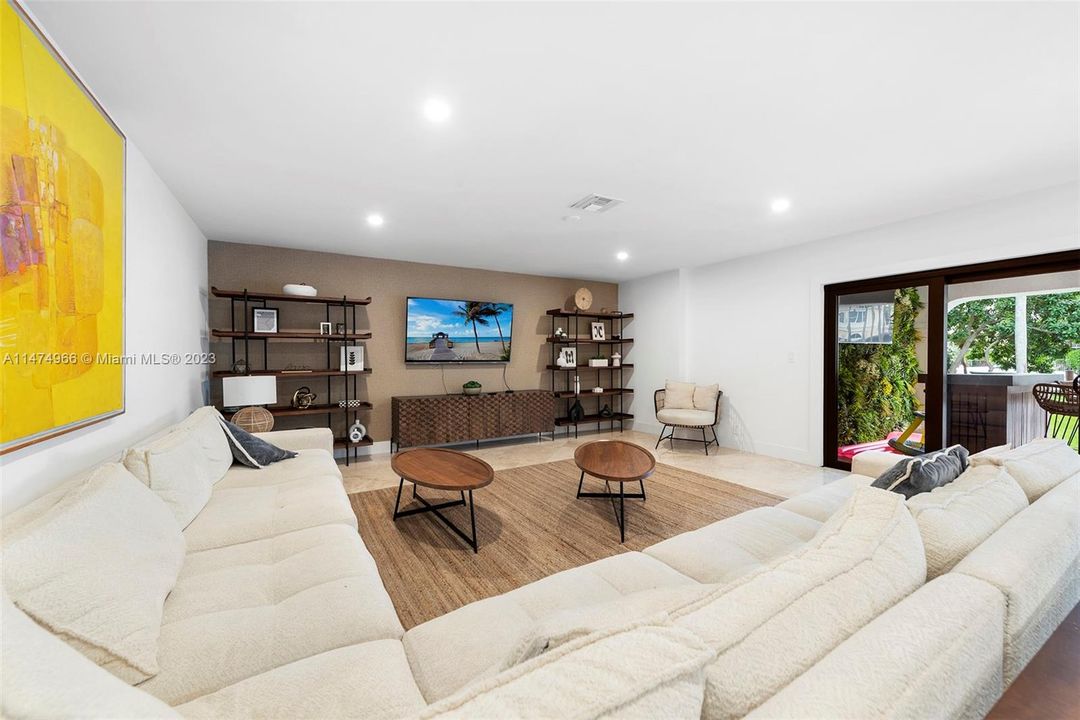 Recently Sold: $4,395,000 (5 beds, 5 baths, 3572 Square Feet)