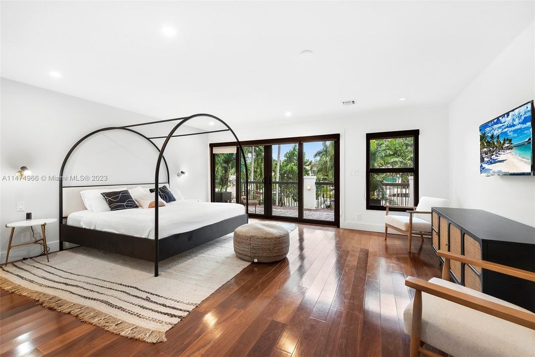 Recently Sold: $4,395,000 (5 beds, 5 baths, 3572 Square Feet)