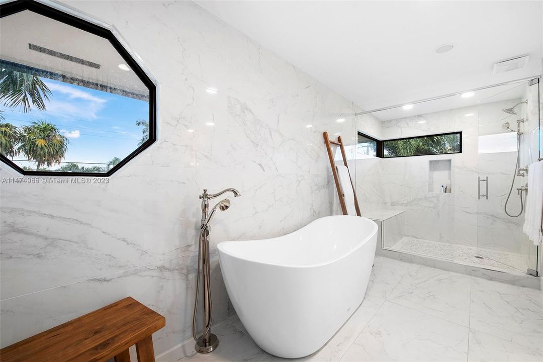 Recently Sold: $4,395,000 (5 beds, 5 baths, 3572 Square Feet)