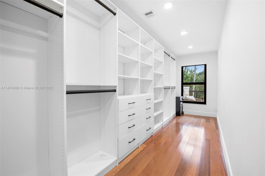 Recently Sold: $4,395,000 (5 beds, 5 baths, 3572 Square Feet)