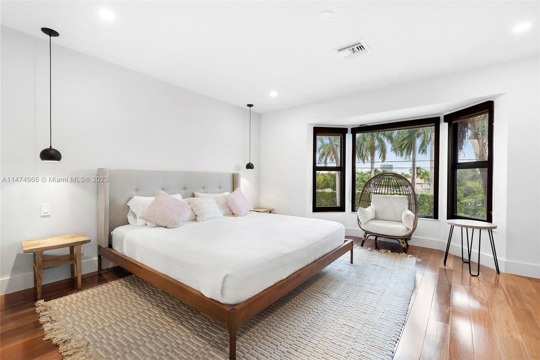 Recently Sold: $4,395,000 (5 beds, 5 baths, 3572 Square Feet)