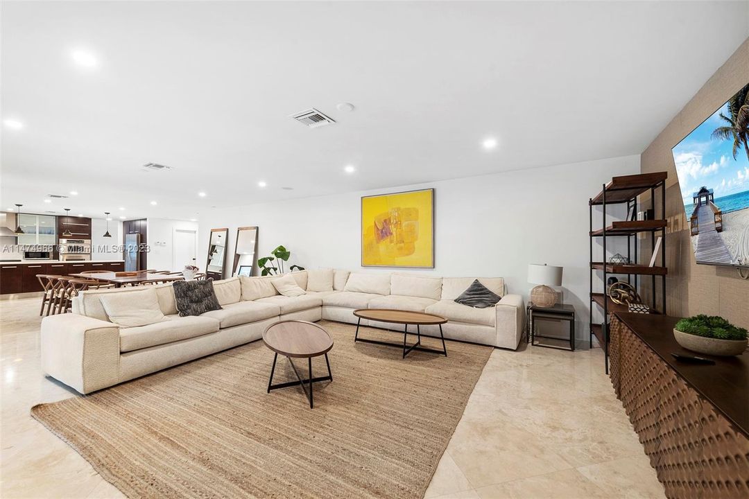 Recently Sold: $4,395,000 (5 beds, 5 baths, 3572 Square Feet)