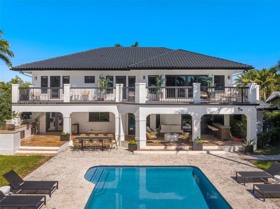 Recently Sold: $4,395,000 (5 beds, 5 baths, 3572 Square Feet)