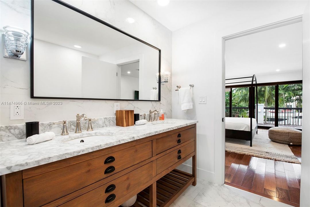 Recently Sold: $4,395,000 (5 beds, 5 baths, 3572 Square Feet)