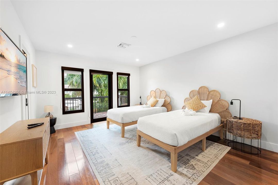 Recently Sold: $4,395,000 (5 beds, 5 baths, 3572 Square Feet)