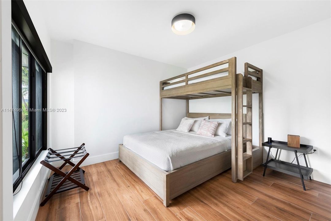 Recently Sold: $4,395,000 (5 beds, 5 baths, 3572 Square Feet)