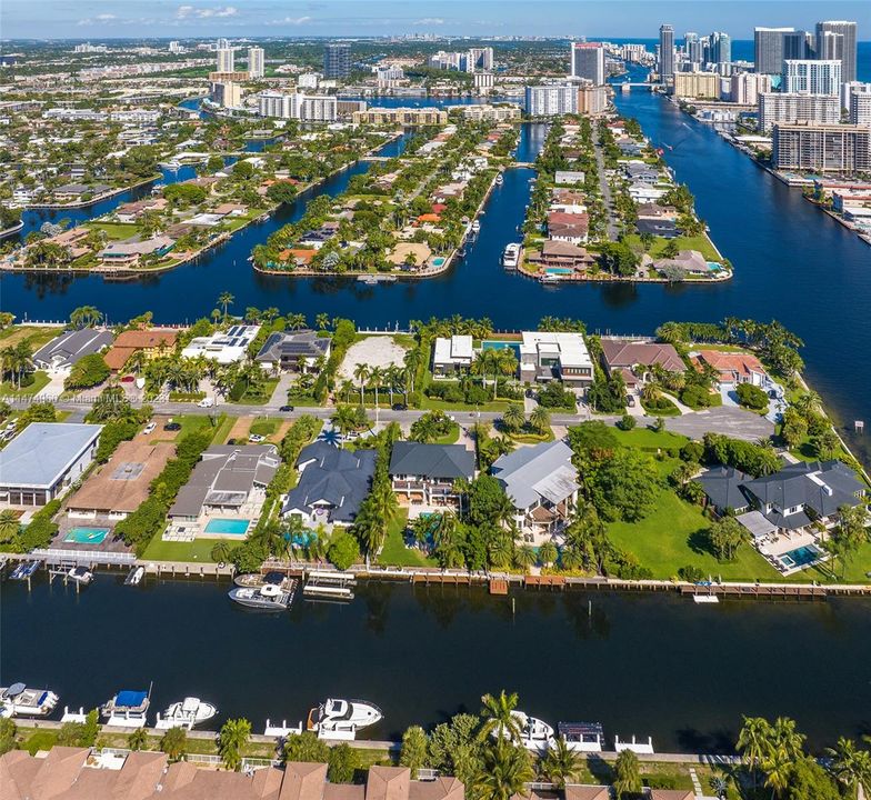 Recently Sold: $4,395,000 (5 beds, 5 baths, 3572 Square Feet)