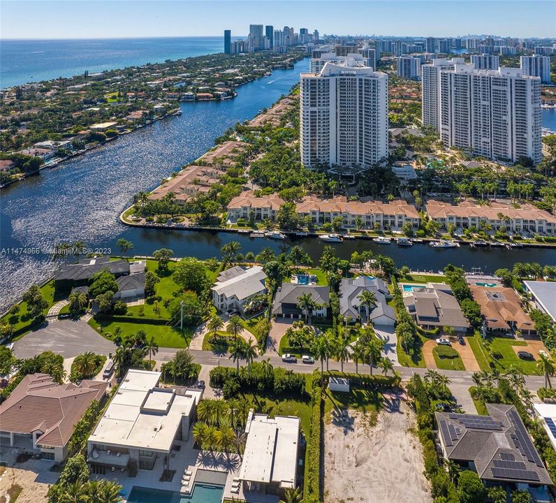 Recently Sold: $4,395,000 (5 beds, 5 baths, 3572 Square Feet)