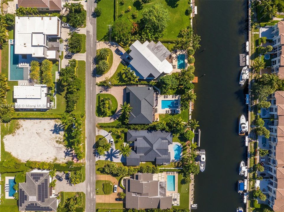 Recently Sold: $4,395,000 (5 beds, 5 baths, 3572 Square Feet)