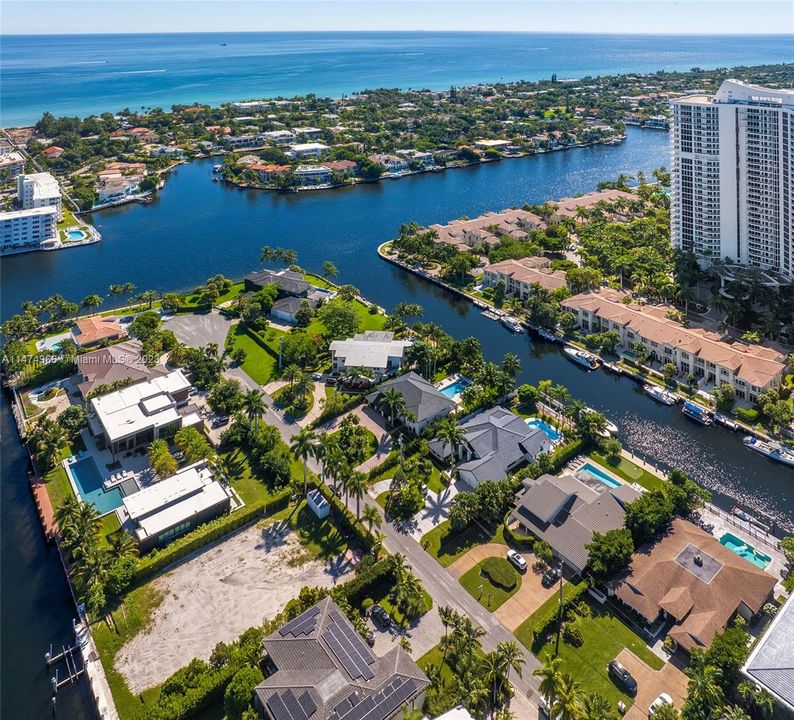 Recently Sold: $4,395,000 (5 beds, 5 baths, 3572 Square Feet)