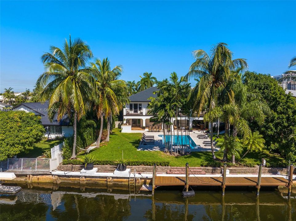 Recently Sold: $4,395,000 (5 beds, 5 baths, 3572 Square Feet)