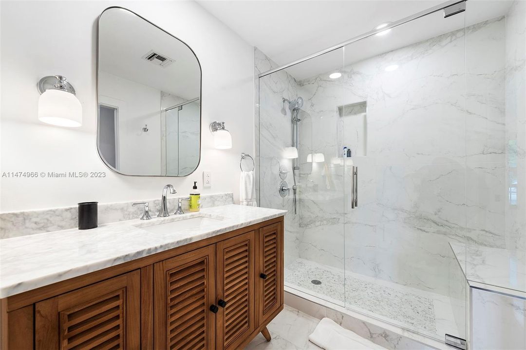 Recently Sold: $4,395,000 (5 beds, 5 baths, 3572 Square Feet)