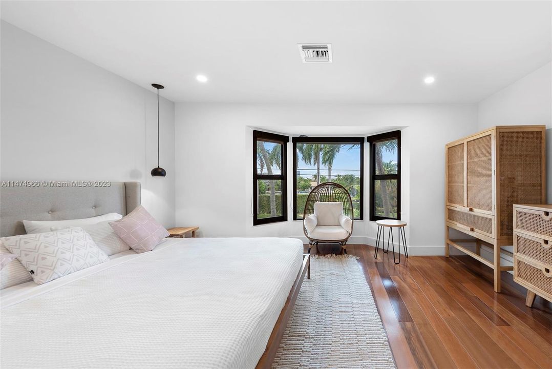 Recently Sold: $4,395,000 (5 beds, 5 baths, 3572 Square Feet)