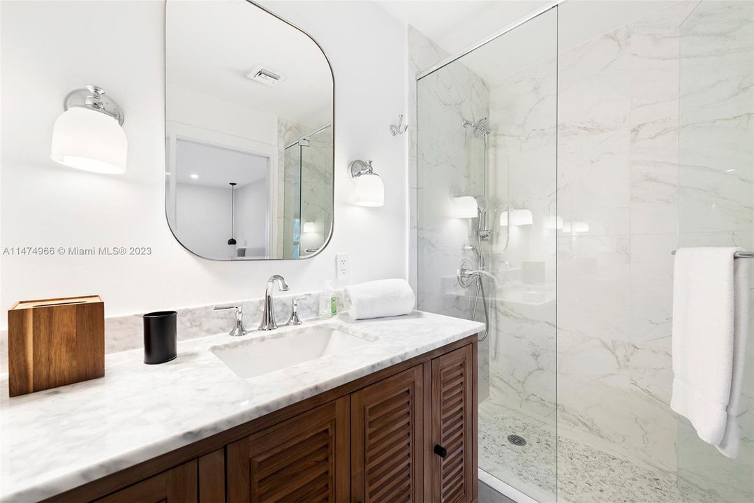 Recently Sold: $4,395,000 (5 beds, 5 baths, 3572 Square Feet)