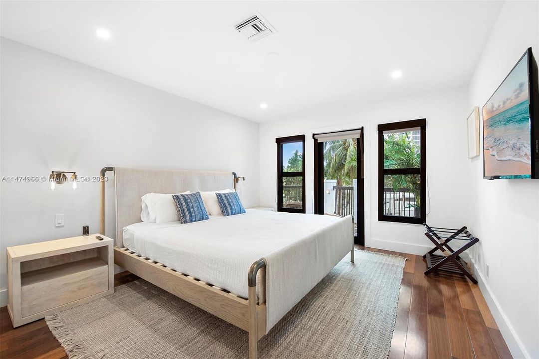 Recently Sold: $4,395,000 (5 beds, 5 baths, 3572 Square Feet)