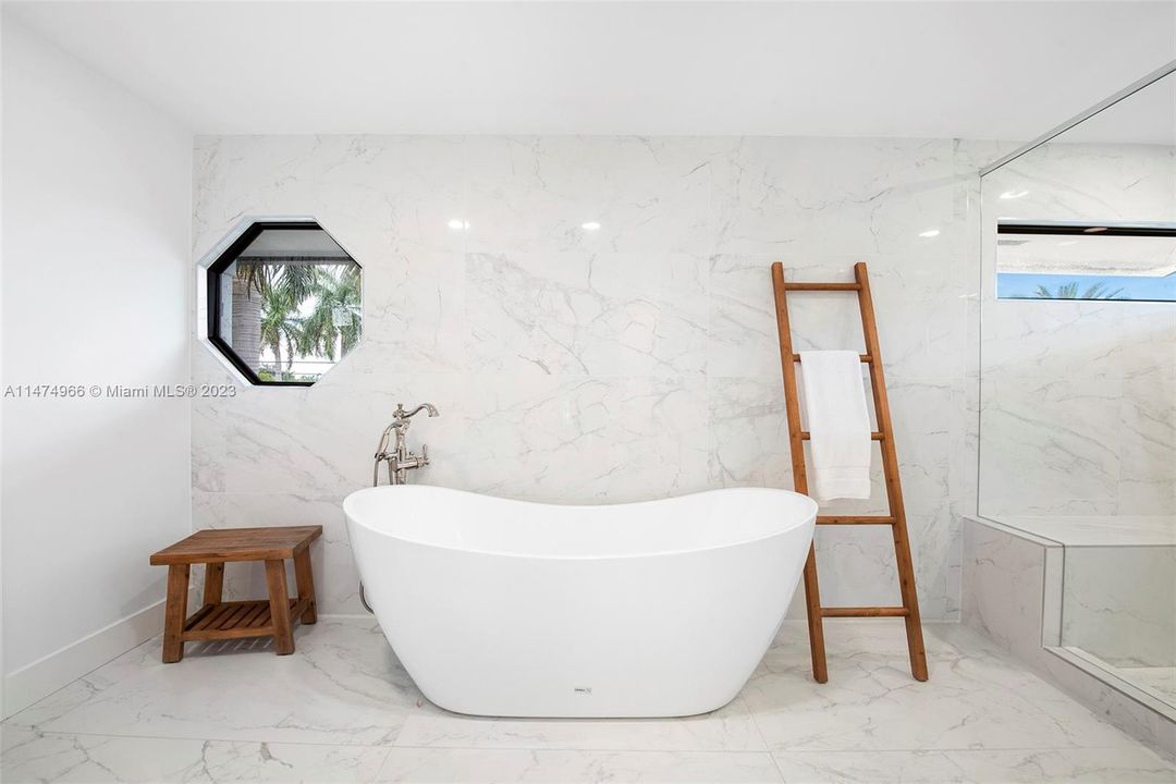 Recently Sold: $4,395,000 (5 beds, 5 baths, 3572 Square Feet)