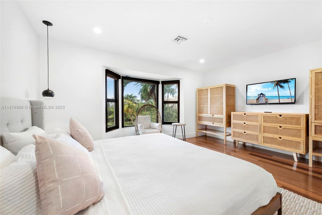 Recently Sold: $4,395,000 (5 beds, 5 baths, 3572 Square Feet)