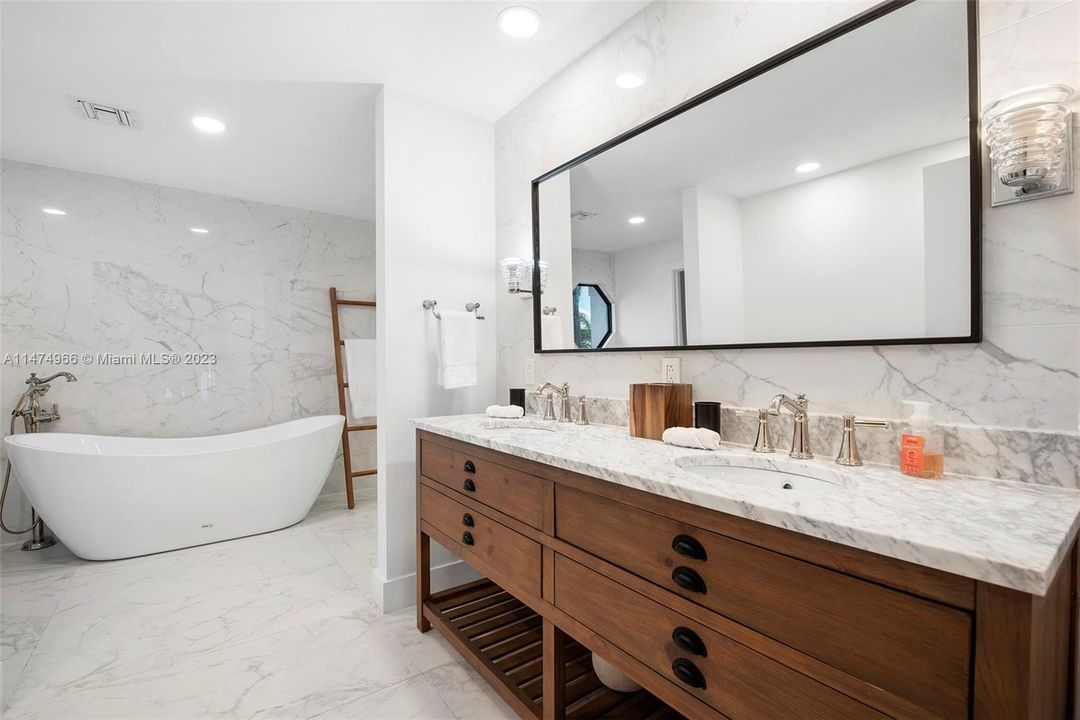 Recently Sold: $4,395,000 (5 beds, 5 baths, 3572 Square Feet)