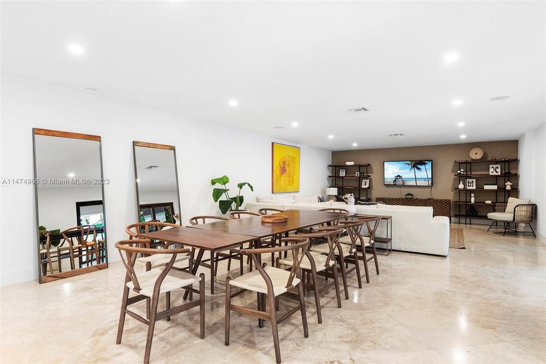 Recently Sold: $4,395,000 (5 beds, 5 baths, 3572 Square Feet)