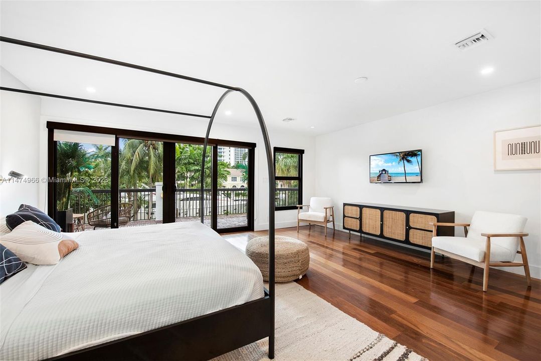 Recently Sold: $4,395,000 (5 beds, 5 baths, 3572 Square Feet)