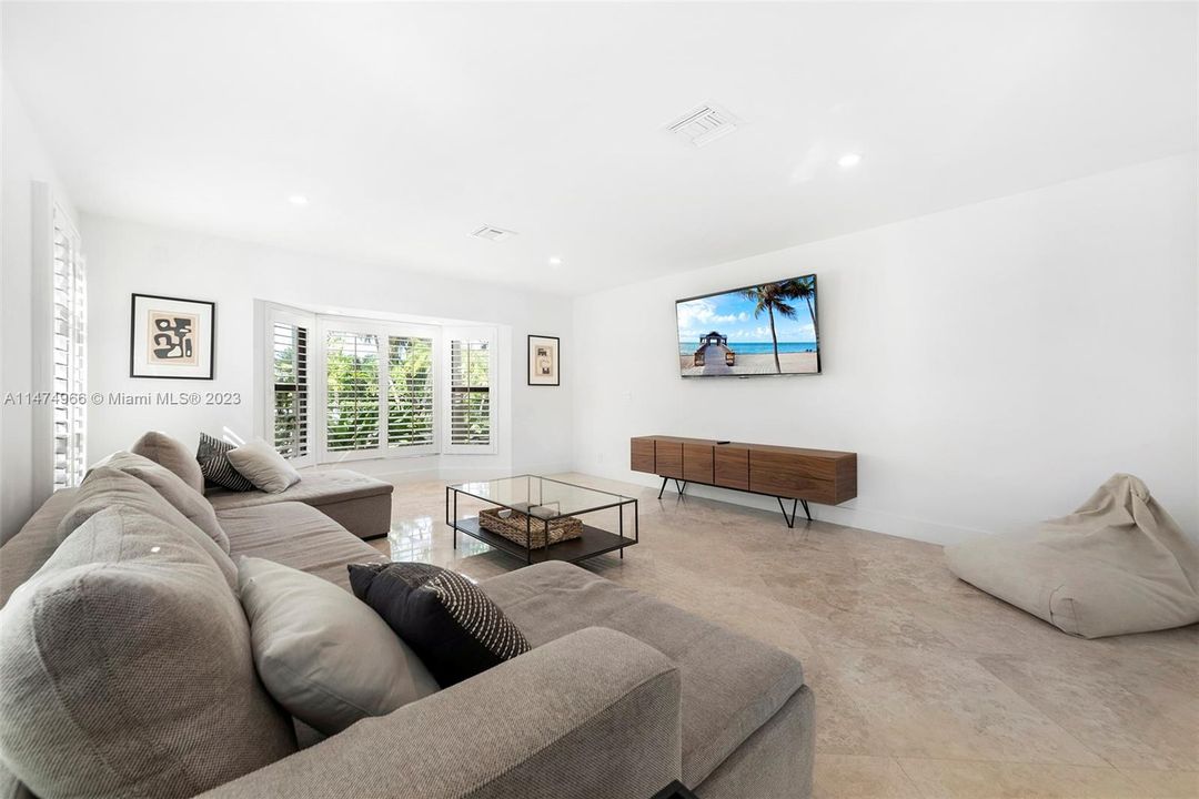 Recently Sold: $4,395,000 (5 beds, 5 baths, 3572 Square Feet)