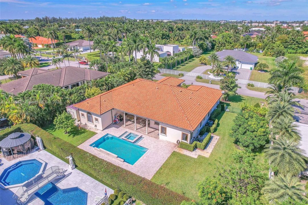 Recently Sold: $2,350,000 (5 beds, 4 baths, 3851 Square Feet)