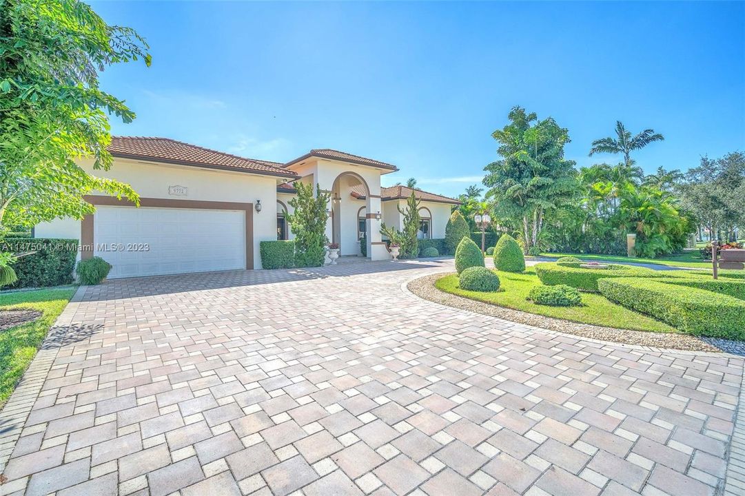 Recently Sold: $2,350,000 (5 beds, 4 baths, 3851 Square Feet)