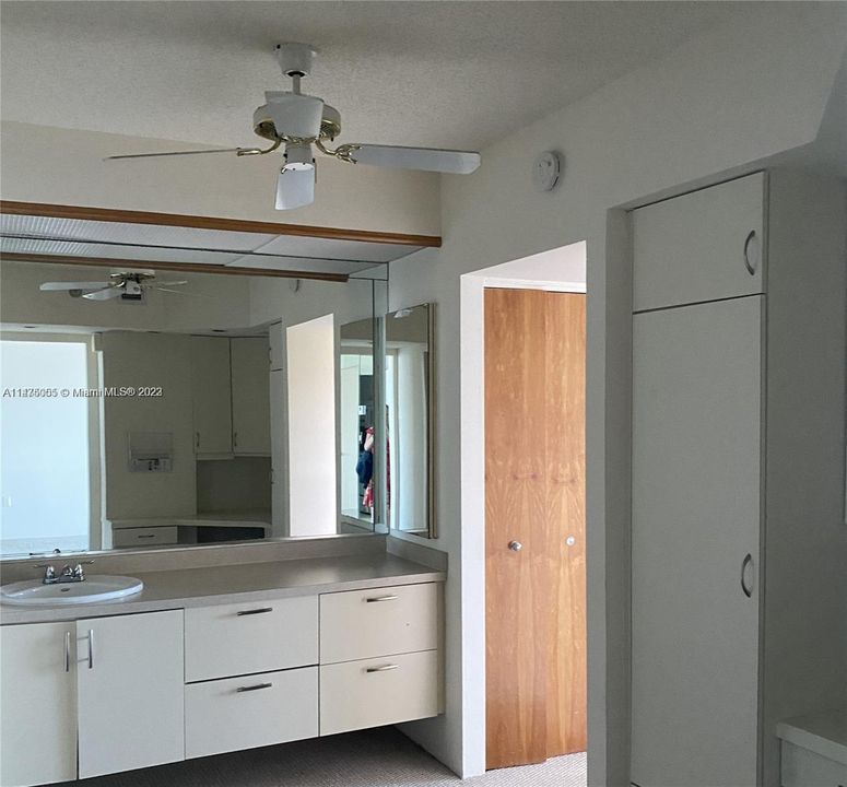 Recently Rented: $2,400 (2 beds, 2 baths, 992 Square Feet)