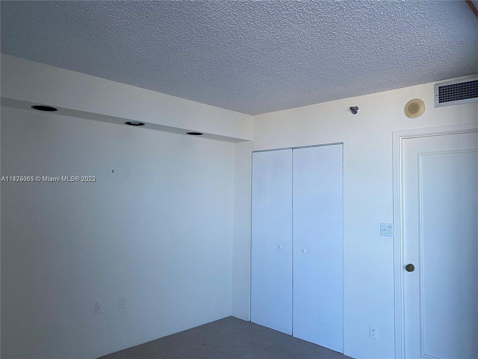Recently Rented: $2,400 (2 beds, 2 baths, 992 Square Feet)