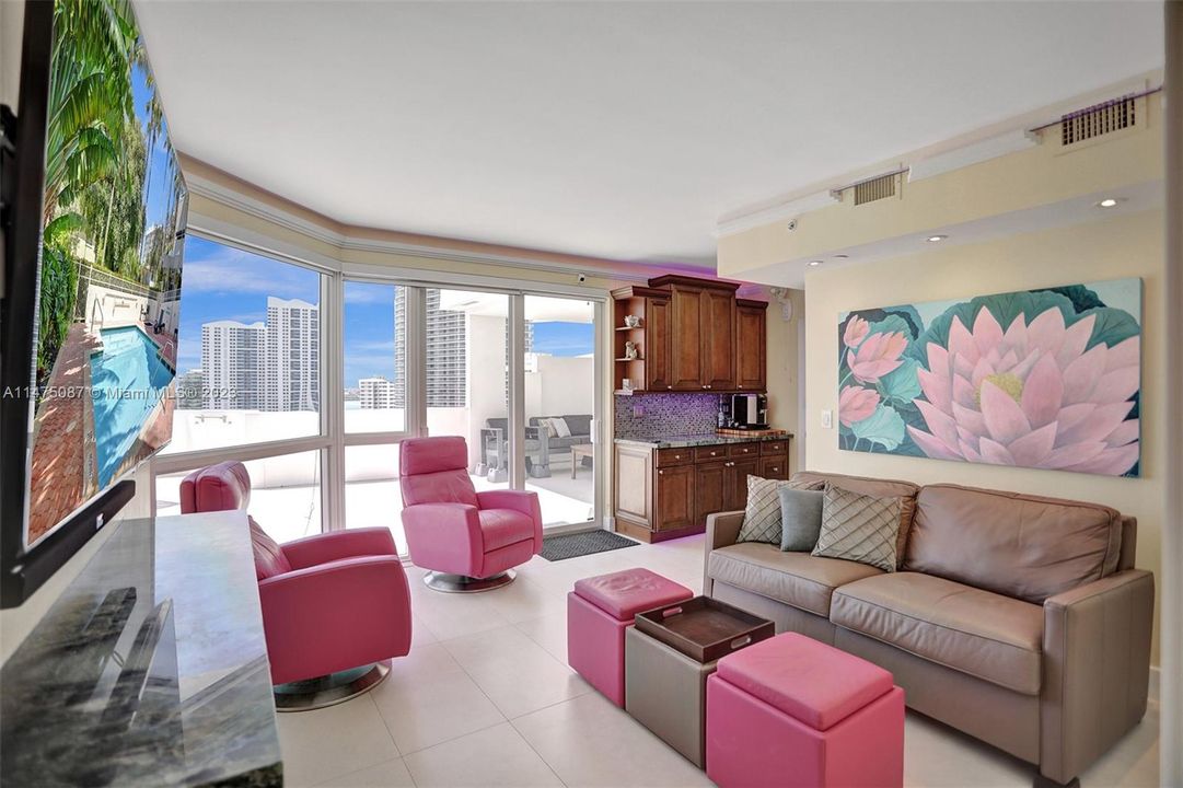 Недавно продано: $799,000 (2 спален, 2 ванн, 840 Квадратных фут)