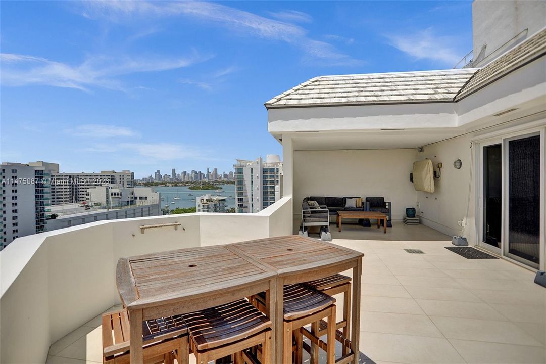 Недавно продано: $799,000 (2 спален, 2 ванн, 840 Квадратных фут)