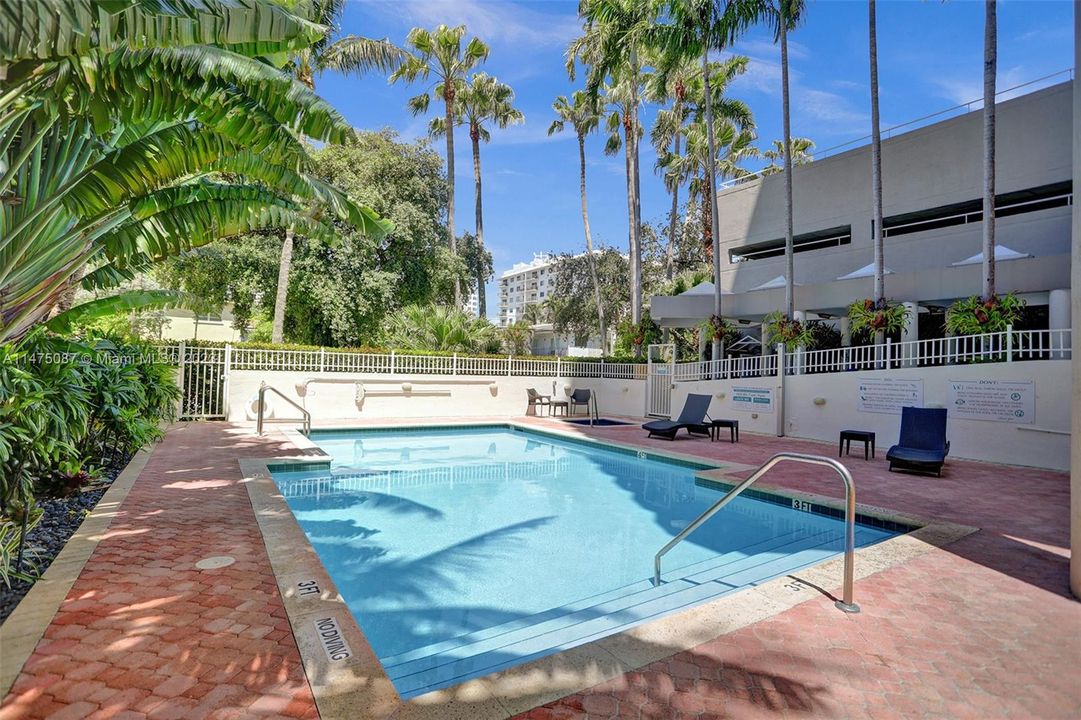 Недавно продано: $799,000 (2 спален, 2 ванн, 840 Квадратных фут)