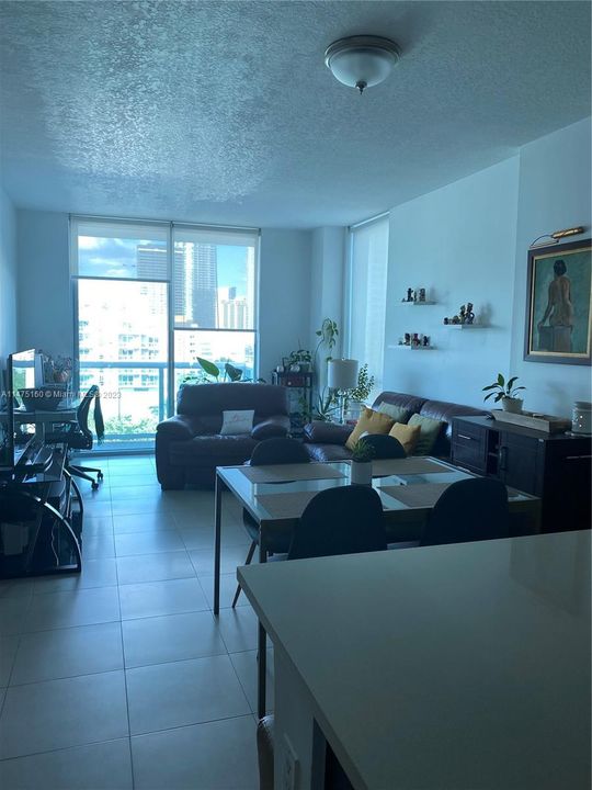 Active With Contract: $395,000 (1 beds, 1 baths, 692 Square Feet)