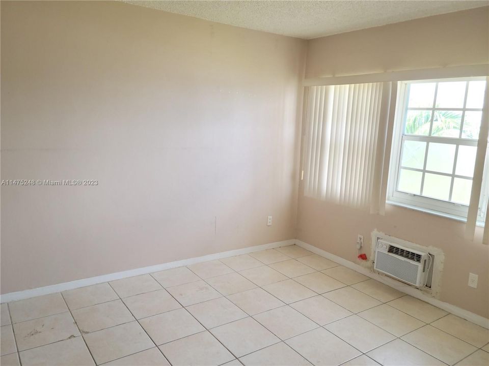For Sale: $220,000 (1 beds, 1 baths, 700 Square Feet)