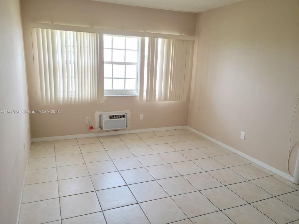 For Sale: $220,000 (1 beds, 1 baths, 700 Square Feet)