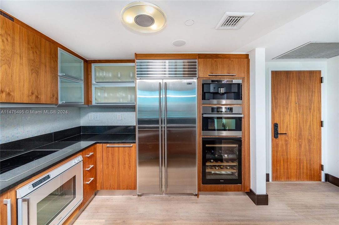 Recently Sold: $5,500,000 (2 beds, 2 baths, 1316 Square Feet)