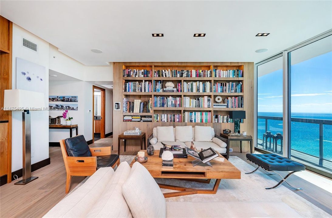 Recently Sold: $5,500,000 (2 beds, 2 baths, 1316 Square Feet)