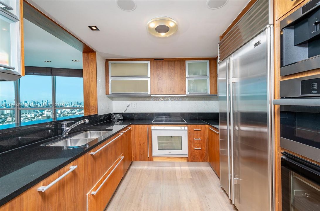 Recently Sold: $5,500,000 (2 beds, 2 baths, 1316 Square Feet)