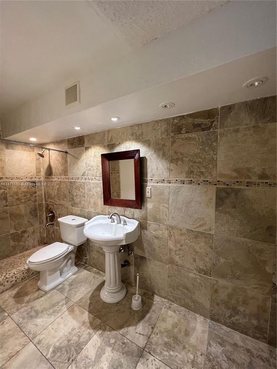 Recently Rented: $1,750 (1 beds, 1 baths, 779 Square Feet)