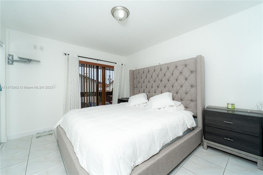 Recently Sold: $299,500 (2 beds, 1 baths, 1032 Square Feet)