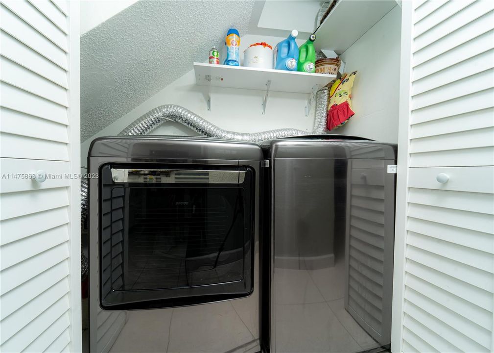 Recently Sold: $299,500 (2 beds, 1 baths, 1032 Square Feet)