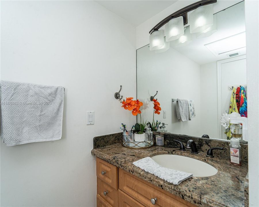 Recently Sold: $299,500 (2 beds, 1 baths, 1032 Square Feet)