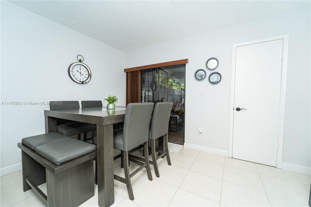 Recently Sold: $299,500 (2 beds, 1 baths, 1032 Square Feet)