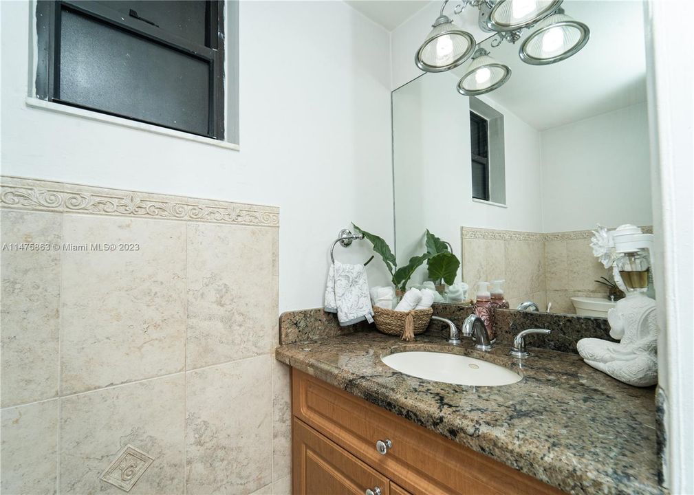 Recently Sold: $299,500 (2 beds, 1 baths, 1032 Square Feet)