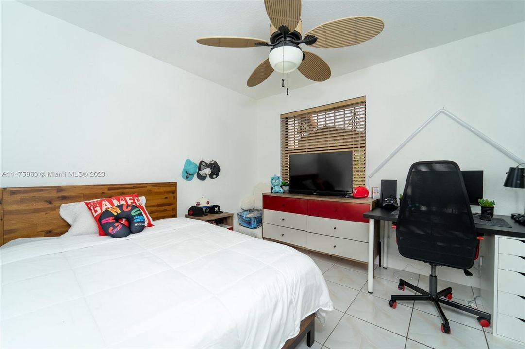 Recently Sold: $299,500 (2 beds, 1 baths, 1032 Square Feet)