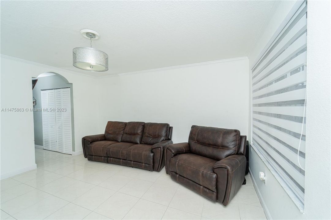 Recently Sold: $299,500 (2 beds, 1 baths, 1032 Square Feet)