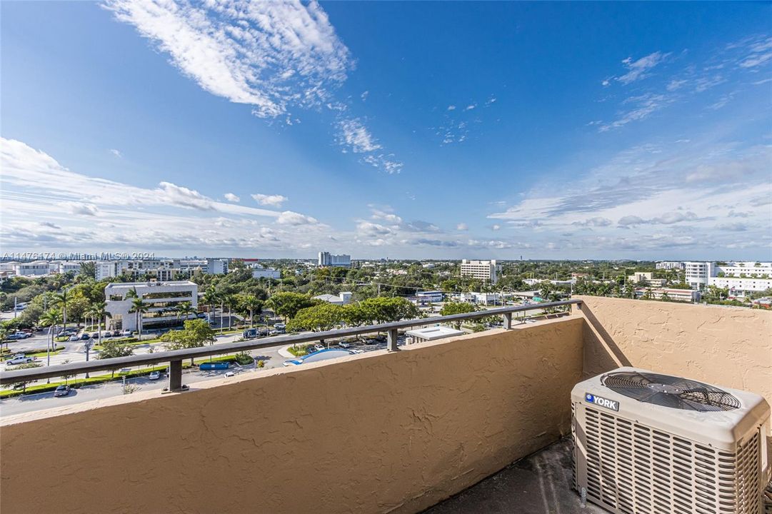 Active With Contract: $250,000 (1 beds, 1 baths, 870 Square Feet)